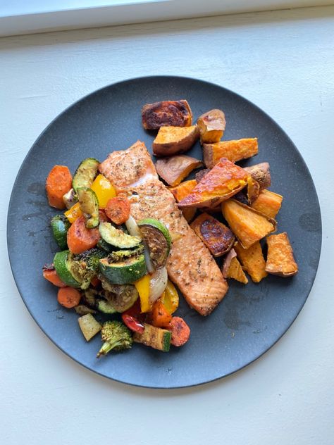 Salmon Roasted Vegetables, University Meals, Sweet Potato Roasted, Salmon Zucchini, Healthy Delicious Dinner, Broccoli Healthy, Potato Roasted, Salmon Sweet Potato, Sweet Potato Dinner