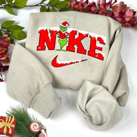 Christmas Sweatshirt Ideas, Grinch Christmas Sweater, Grinch Stuff, Pajamas Aesthetic, Nike Crew Neck, Christmas Prep, Cute Lazy Outfits, Grinch Stole Christmas, Red Nike