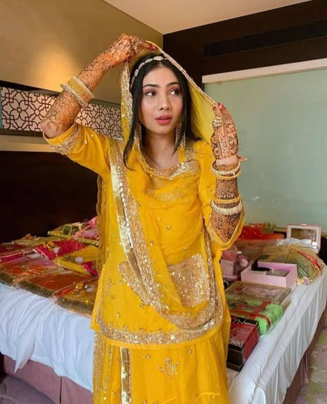 Haldi Pictures, Mehandi Outfit, Bride Fashion Photography, Mehandi Outfits, Rajasthani Poshak, Haldi Look, Rajasthani Culture, Desi Pinterest, Jay Mataji