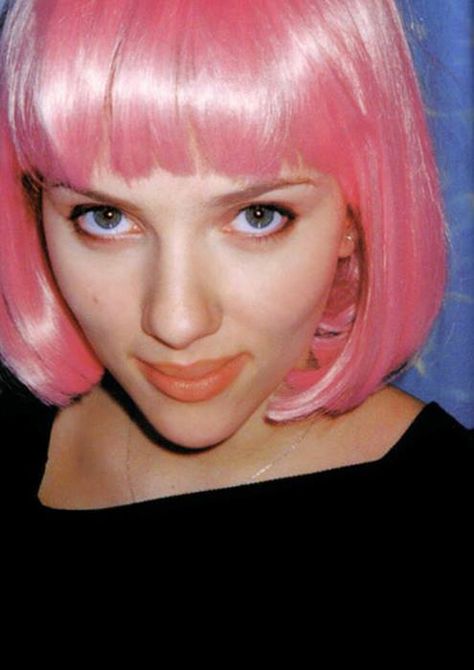 Scarlett Johansson Oki Doki, Pink Wig, Lost Hair, Lost In Translation, Sofia Coppola, Bob Wigs, Mode Inspiration, Scarlett Johansson, Pink Hair