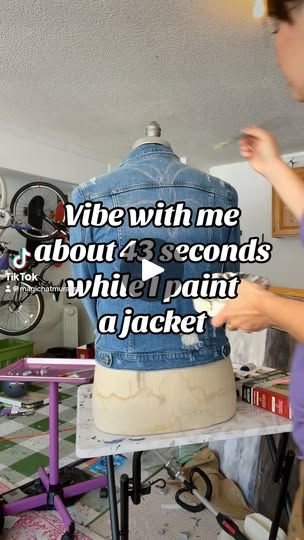 Boho Denim Jacket Diy, Embellished Denim Jacket Diy, Painting On Denim Jacket, Jean Jacket Diy Upcycling, Upcycling Tutorials, Jean Jacket Diy, Jacket Diy, Diy Jacket, Diy Upcycling