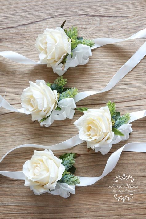 Womens Corsage Wedding, Parent Corsage Wedding, Simple Rose Corsage, Single Flower Corsage, White Rose Corsage Wrist, Homemade Corsage, Rose Corsage Wedding, Unique Corsage, Groomsmen Flowers