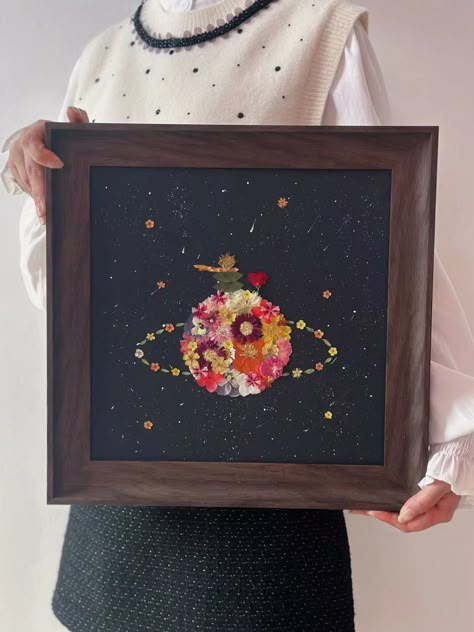 Pressed Rose Art, Art With Dried Flowers, Real Flower Art, Dry Flower Art, Dried Flowers Diy, Pressed Flower Crafts, Flower Preservation, Flower Meadow, Memorial Flowers