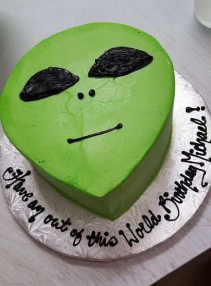 Alien Birthday Party, Alien Cake, Alien Birthday, Sculpted Cake, Cake Elegant, Whiskey Cake, Alien Party, Sculpted Cakes, Funny Birthday Cakes