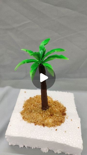 Coconut Tree Model Making, Palm Tree Cake Decoration, Palm Tree Cake Topper, Fondant Palm Tree Tutorial, Fondant Palm Tree, Fondant Trees Tutorial, Tropical Cake Ideas, Christmas Tree Cupcake Cake, Palm Tree Cake