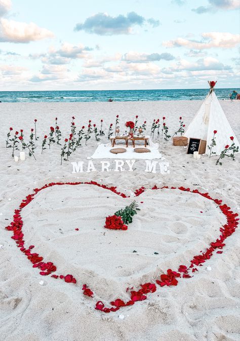 Proposal Ideas Beach, Romantic Beach Picnic, Valentines Date Ideas, Proposal Pictures, Romantic Date Night Ideas, Mode Rose, Picnic Inspiration, Picnic Decorations, Romantic Surprise