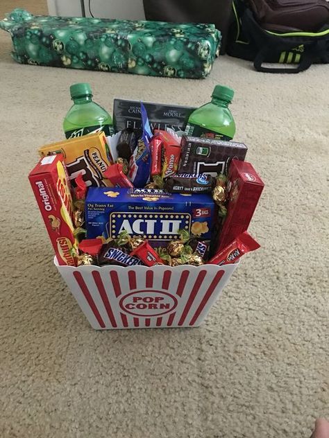 Diy Movie Night Ideas, Movie Basket, Movie Basket Gift, Movie Night Basket, Diy Movie Night, Movie Night Gift Basket, Movie Night Gift, Raffle Basket, Diy Christmas Presents