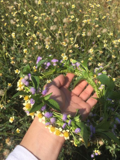 Weed crown natural flower Flower Crown Picnic, Flower Crowns Aesthetics, Flower Crown Aesthetic, Clover Crown, Crown Aesthetic, Festival Aesthetic, Flower Crowns, Cottagecore Aesthetic, Flower Boys