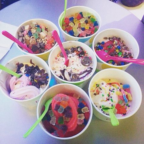 Menchies Frozen Yogurt, Sweet Frog, Fro Yo, Frozen Yogurt Shop, Food Obsession, Sweets Treats, Frozen Yogurt, Pretty Food, Food Cravings