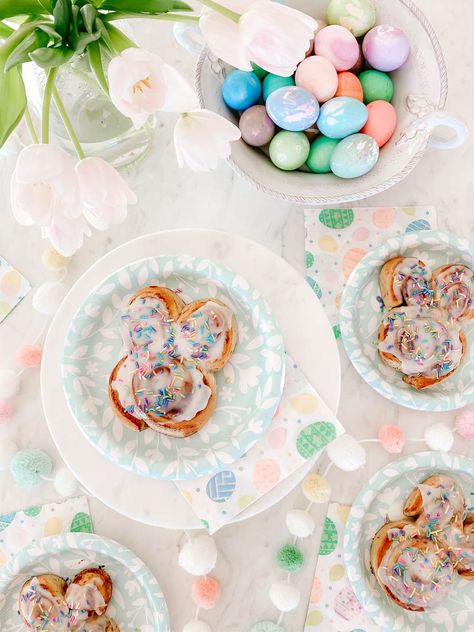 Easter Morning Bunny Cinnamon Rolls - Cristin Cooper Bunny Cinnamon Rolls, Bunny Pancakes, Brunch Board, Easy Easter Recipes, Easter Brunch Table, Cinnamon Raisin Bagel, Table For Kids, Pancake Toppings, Fancy Dishes