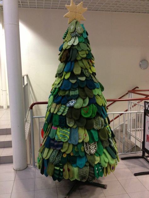 Christmas tree made of mittens- great idea for donation collections – Recycled Crafts Ideas Decoracion Navidad, Unusual Christmas Trees, Creative Christmas Trees, Alternative Christmas, Alternative Christmas Tree, Unique Christmas Trees, Kwanzaa, Christmas Tree Themes, Noel Christmas