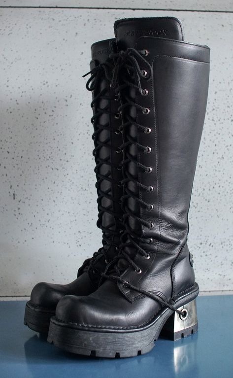 Discontinued rare New Rock platform boots laces Gothic Metal heel Size: 40 EUR, 9 US WOMEN, 6.5 UK WOMEN condition: excellent high quality thick leather Comort System Plus zippers Zombie Apocalypse Boots, New Rock High Boots, New Rock Boots Outfit, Thick Boots, Metal Boots, New Rock Shoes, Leather Boots Outfit, New Rocks, Rocker Boots