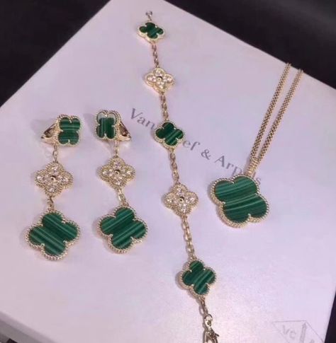 Maison Van Cleef & Arples #Vancleef Van Cleef And Arpels Jewelry, Expensive Jewelry Luxury, Van Cleef And Arpels, Luxe Jewelry, Dope Jewelry, Classy Jewelry, Fancy Jewellery, Expensive Jewelry, Jewelry Lookbook