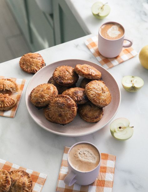 Cheddar Rye Apple Hand Pies Food Photography Rustic, Creative Thanksgiving Recipes, Rustic Apple Pie, Hand Pie Recipes, Apple Hand Pies, Pumpkin Custard, Hand Pie, Flaky Pie Crust, Delectable Desserts