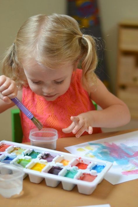 make your own watercolor cakes using only two ingredients that you likely have on hand.  Not only are these watercolors incredibly easy to make, but they also FIZZ. Mud Recipe, Mud Play, Paint Cakes, Watercolor Cakes, Homemade Watercolors, Make Clean, Recipe For Kids, Watercolor Cake, Water Food