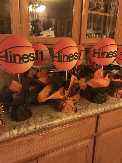 Basketball Theme Centerpiece Ideas, Basketball Birthday Party Centerpieces, Basketball Birthday Centerpieces, Basketball Centerpieces Diy, Basketball Balloon Centerpieces, Basketball Themed Centerpieces, Diy Basketball Centerpiece Ideas, Basketball Theme Graduation Party, Girls Basketball Banquet Ideas