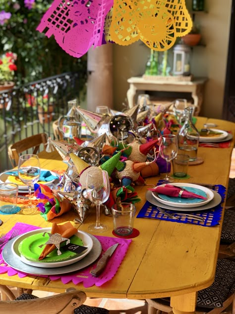 Mexican Christmas Table Decor, Mexican Posada Decorations, Mexican Posada, Mexican Christmas Traditions, Mexican Birthday Party, Christmas Fiesta, Mexican Christmas Decorations, Mexico Party, Fiesta Table