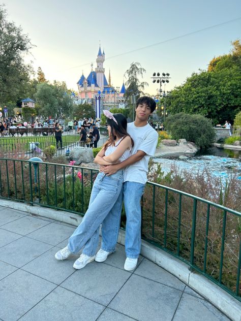 Couple Poses Disneyland, Disney Couple Photos, Disneyland Couples Outfits, Disneyland Couples Pictures, Disney Couple Outfits, Disneyland Couple, Amusement Park Outfit, Couple Outfits Matching, Disney Poses