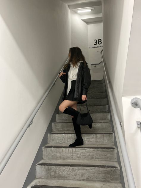 Stairs Foto Ideas, Stairs Photoshoot Posing Ideas Aesthetic, Instagram Pose Ideas Stairs, Emergency Stairs Photoshoot, Staircase Photo Ideas, Stair Case Photoshoot Poses, Photos On Stairs Instagram, Poses With Boots, Stairs Poses Photography