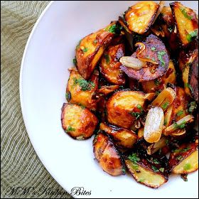 Soy Potatoes, Creamy Garlic Mashed Potatoes, Vegetarian Starters, Potatoes Crispy, Herb Roasted Potatoes, Snacks Appetizers, Roasted Potato Recipes, Honey Soy, Baking Kitchen