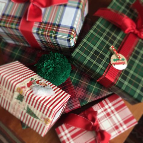 Plaid Christmas Wrapping Ideas, Tartan Christmas Wrapping, Plaid Christmas Wrapping, Plaid Wrapping Paper Ideas, Plaid Christmas Presents Wrapping Ideas, Christmas Wrapping Paper Theme, Plaid Wrapping Paper, Plaid Wrapping Paper Christmas, Traditional Christmas Wrapping Paper