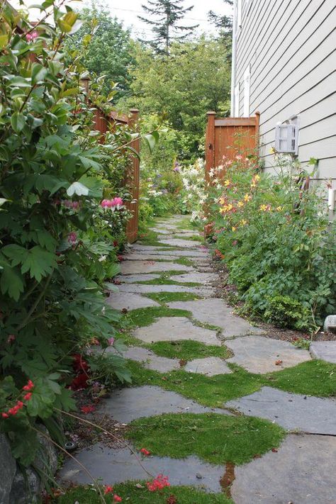 Garden Flagstone, Flagstone Pathway, Side Yard Landscaping, Pathway Landscaping, Path Ideas, Garden Stepping Stones, Garden Walkway, Garden Wallpaper, Stone Path