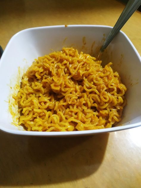 Desi Tadka Maggi, Simple Maggie Recipe, Easy Maggi Recipes, Maggi Snap, Maggie Snap, Food Snaps Night, Maggie Recipes, Street Food India, Maggi Noodles