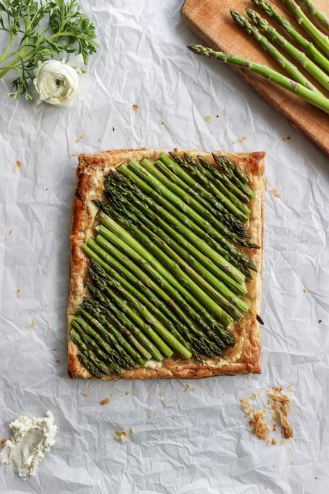 Spring is almost here! Celebrate with this asparagus tart that lays on a bed of caramelized onion and cheese. #drool #spring #asparagustart Frostingandfettuccine.com Spring Dishes For A Crowd, Asparagus Aesthetic, Spring Tart, Asparagus Tart Recipes, Tart With Puff Pastry, Asparagus Tart, Spring Dishes, Spring Recipe, Spring Menu