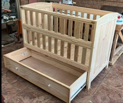 Wooden Baby Cot, Baby Crib Designs, Crib Woodworking Plans, Toddler House Bed, Baby Crib Diy, Bed Back Design, Crib Design, Baby Cot Bedding, Diy Crib