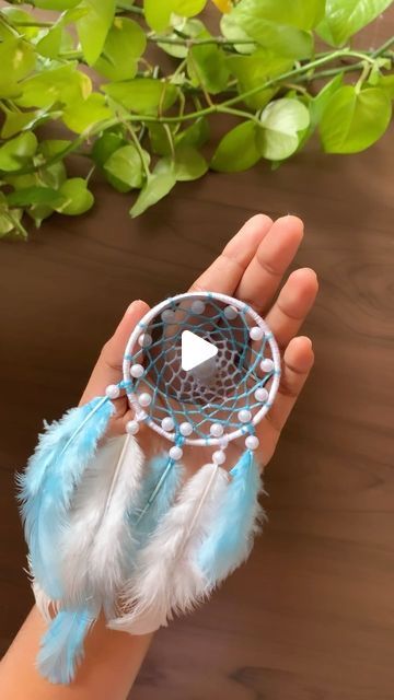 Dream Catcher With Paper, Simple Keychain, Dream Catcher Tutorial, Dream Catcher Patterns, Blue Dream Catcher, Keychain Making, Macrame Dream Catcher, Dream Catcher Diy, Diy Keychain