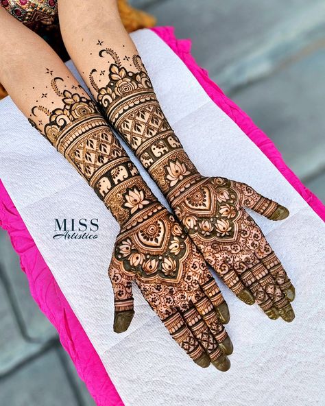 Naisargee's bridal henna 💕 Capturing the essence of love in every delicate petal - A floral symphony for the radiant bride. 🌺💖 #BridalHenna @naispatel Mehendi Designs Floral, Mendi Night, Full Hand Henna, Engagement Mehendi, Palm Mehndi, Wedding Mehendi, Beginner Henna, Palm Mehndi Design, Floral Henna Designs