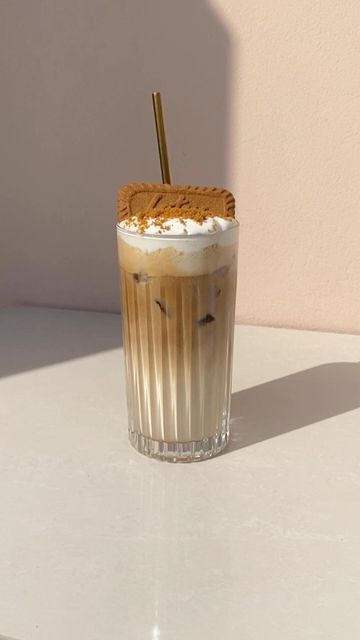 Arabic Cafe, Biscoff Coffee, Biscoff Latte, Cold Brew Iced Tea, Lotus Biscuits, Iced Drinks Recipes, Cold Coffee Recipes, Coffee Ingredients, Toffee Nut