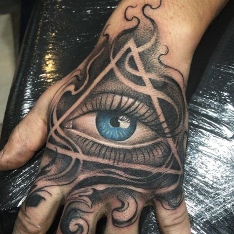 Top 100 de Tatouages sur la Main pour Homme | TATOUEZ #tatouage #tatouagehomme Illumanti Tattoos, All Seeing Eye Tattoo Design, Hand Tattoos Men, Ojo Tattoo, Seeing Eye Tattoo, Tattoo Main, Egyptian Eye Tattoos, Best Tattoo Ideas For Men, Third Eye Tattoos