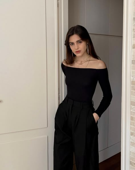 Off Shoulder Tops Outfit, Elegant Daily Outfit Casual, All Black Outfit Elegant, Black Off The Shoulder Top Outfit, Elegant All Black Outfit, Black Off Shoulder Top Outfit, Formal Outfits For Women Parties, Off Shoulder Top Outfit, Classy Black Outfits