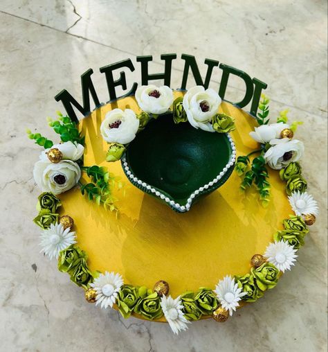 #mehendiceremony Mehendi Platter Decor Ideas, Mehendi Platter Decoration, Mehendi Cake Designs, Mehandi Thali Decoration Ideas, Mehndi Platter Ideas, Haldi Bowl Decoration Ideas, Mehendi Thali Decor Ideas, Mehendi Plate Decoration Ideas, Mehndi Tray Decoration Ideas