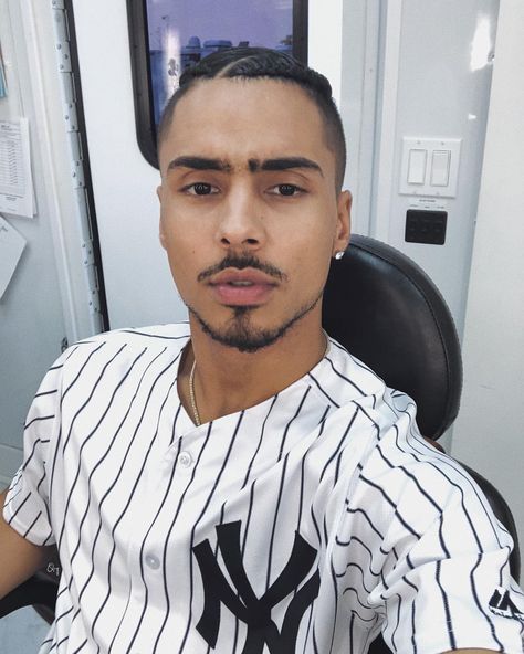 Derek Jeter Jones ⭐️ Quincy Combs, Quincy Brown, Hey Handsome, Derek Jeter, Poses For Men, Cute Celebrities, Man Crush, A Team