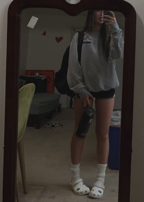 How To Style White Crocs For School, Tights And Crocs Outfit, Crocs Inspo Outfit, Crocks Outfits Summer, Crocs School Outfits, Crocs Comfy Outfit, Study Outfits Comfy, Study Outfit Comfy Summer, Legging And Crocs Outfit