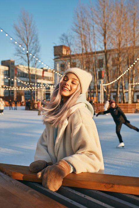 Adidas Superstar Vintage, Winter Portraits Photography, Ice Skating Outfits, Snow Photoshoot, Ice Skating Outfit, Winter Portraits, Winter Street, Winter Photoshoot, Snow Outfit