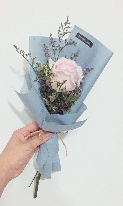 Carousell - Snap to List, Chat to Buy Small Flower Bookey, Single Stalk Bouquet, Cheap Flower Bouquet, One Flower Bouquet Gift, Bouket Flowers Aesthetic, Small Flower Bouquet Aesthetic, Small Bouquet Of Flowers Aesthetic, Bouket Flowers Gift, Single Flower Bouquet Gift