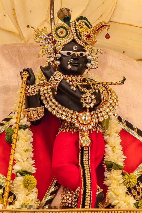 Vrindavan Dham, Radha Raman, Indian Culture And Tradition, Radhe Krishna Wallpapers, Krishna Flute, Shree Krishna Wallpapers, Beautiful Wallpapers For Iphone, Krishna Book, Radha Krishna Love Quotes