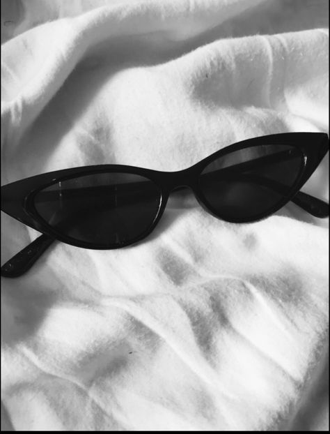 Cateye Sunglasses Aesthetic, Cat Eye Sunglasses Aesthetic, Glasses Aesthetic, Sunglasses Aesthetic, Gigi Hadid Looks, Gigi Hadid, Cat Eye Sunglasses, Cat Eye, Square Sunglass