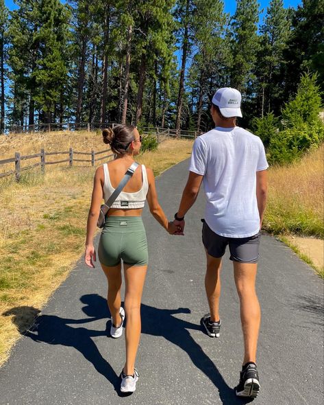 Hiking Couple, Daily Drills, Couple Running, Couples Walking, Hold Hands, Best Cardio Workout, Best Cardio, Photographie Inspo, Couples Vibe