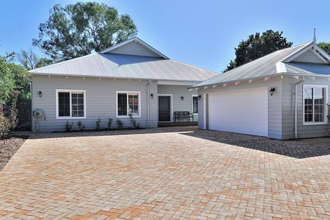 Beautiful weatherboard cottage, traditional style in Dulux Colorbond Shale Grey, and handmade Midland Brick Woodbridge pavers Ranch Style Homes Exterior Colors, Ranch Style Homes Exterior, Hamptons Style Homes, Weatherboard House, Shale Grey, Roof Restoration, House Cladding, Homes Exterior, Grey Exterior