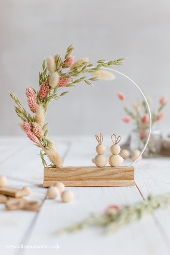 DIY: Osterdekoration mit Trockenblumen und Holzhasen | Alles und Anderes Paas Decoratie, Easy Sticks, Diy Osterschmuck, Paper Daisies, Diy Frühling, Mothers Day Baskets, Easter Crafts For Adults, Circle Crafts, Waldorf Crafts