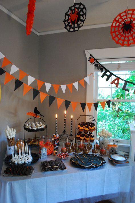 Halloween Kids Party, Desserts Halloween, Halloween Party Desserts, Party Decorations Ideas, Halloween Themed Birthday Party, Bolo Halloween, Halloween Party Decor Diy, Halloween Fest, Halloween Party Decorations