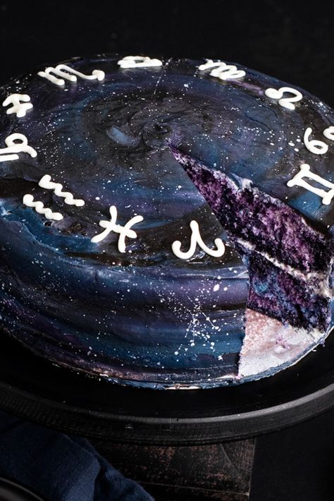 Our zodiac-themed cake recipe could not be easier to make! Pair colorfully dyed Duncan Hines® White Cake with chocolate and vanilla frosting to make this astrology-inspired cake for a constellation masterpiece. Zodiac Themed Birthday Party, Astronomy Cake Ideas, Zodiac Cupcakes, Tarot Birthday Party, Astrology Birthday Cake, Zodiac Party Theme, Zodiac Theme Party, Astronomy Cake, Astrology Birthday Party