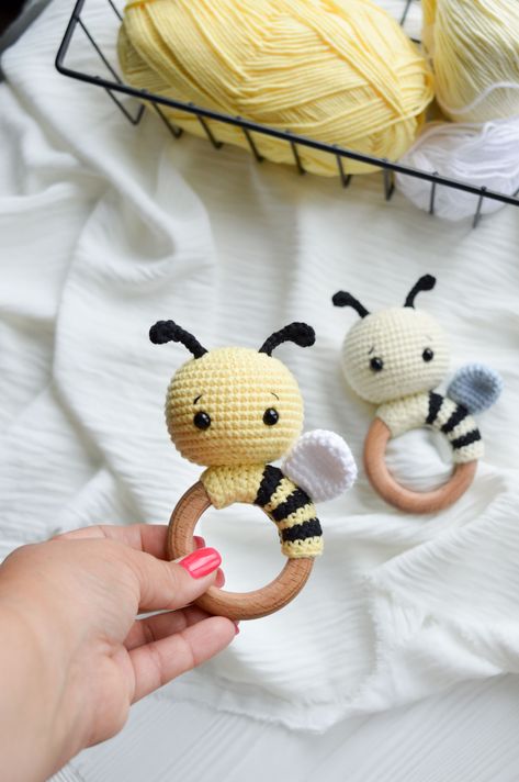 Crochet Bee Rattle, Crochet Bee Mobile, Baby Accessories Crochet, Crochet Baby Announcement, Crochet Rattles Free Pattern, Crochet Baby Rattles Free Pattern Toys, Baby Crochet Toys, Crochet Baby Teether, Amigurumi Decor