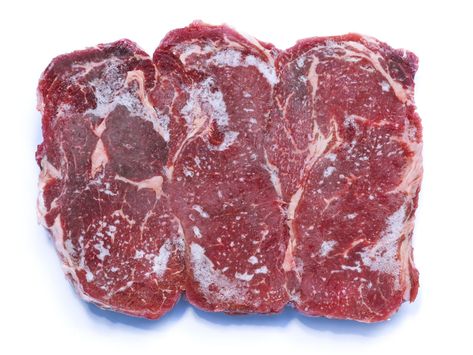 How to Freeze and Thaw Every Kind of Meat | If you buy in bulk, you need to read this. Grilled Ribeye Steak Recipes, Freezing Meat, Cooking Websites, Ribeye Steak Recipes, Frozen Beef, Meat Snacks, House Tips, Frozen Meat, Beef Stew Meat