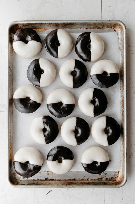 Black And White Donuts Wedding, Black And White Party Food Ideas, Black And White Desserts Ideas, Black White Party Ideas, Birthday Decorations Black And White, Black And White Party Food, Black And White Birthday Party Ideas, Black And White Birthday Decorations, Quick Donuts