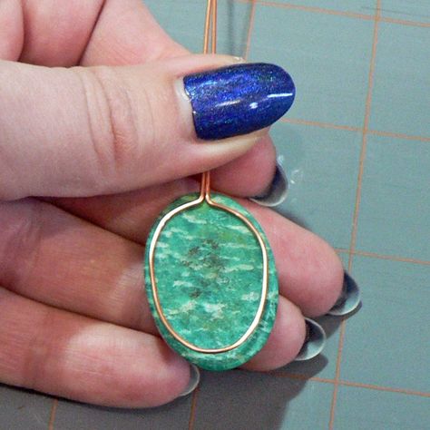 Web Wire Wrap : 10 Steps (with Pictures) - Instructables Wire Wrapped Jewelry Diy, Wire Wrapped Jewelry Tutorials, Flat Stone, Diy Jewelry Projects, Irregular Shapes, Flat Nose, Wire Jewelry Tutorial, Thread Spools, Wire Crafts